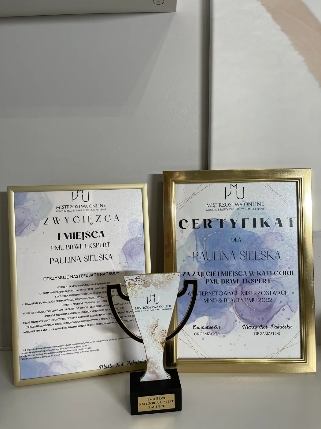Dyplom zwycięzcy, certyfikat i statuetka za 1. miejsce PMU Brwi Ekspert, Mistrzostwa Online Mind & Beauty PMU 2022