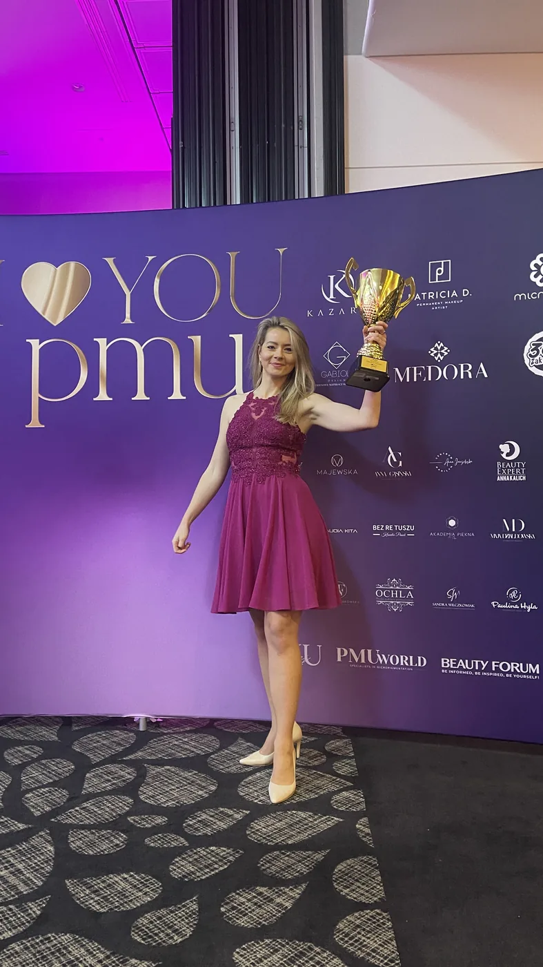 Paulina Sielska z pucharem za 1. miejsce w kategorii Master Brows, Warszawa 2024