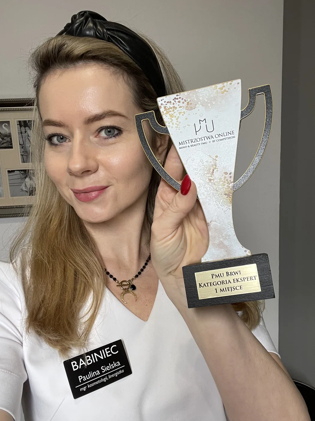 Paulina Sielska z pucharem: PMU Brwi, kategoria Ekspert, 1. miejsce, Mistrzostwa Online 2022