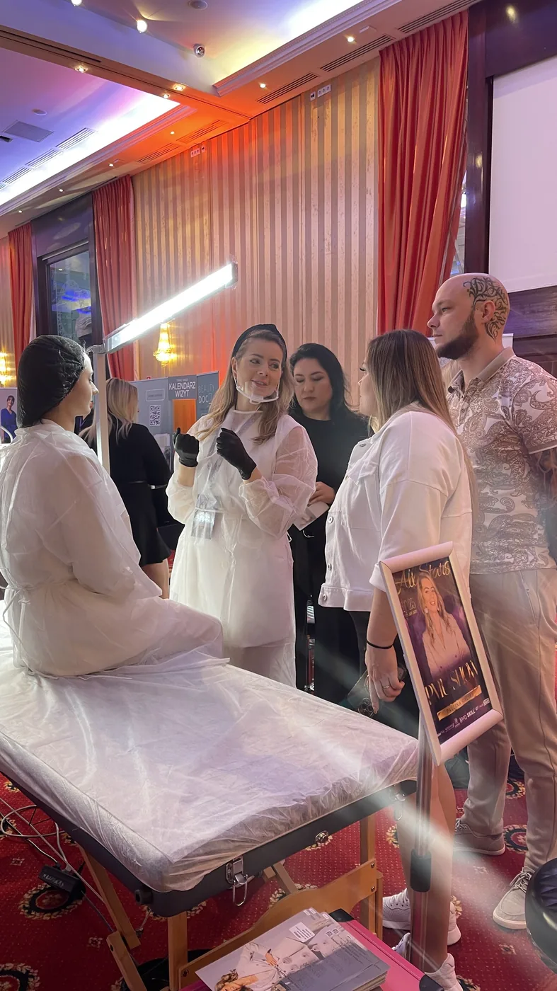 Paulina Sielska rozmawia z uczestnikami podczas pokazu All Stars PMU Show