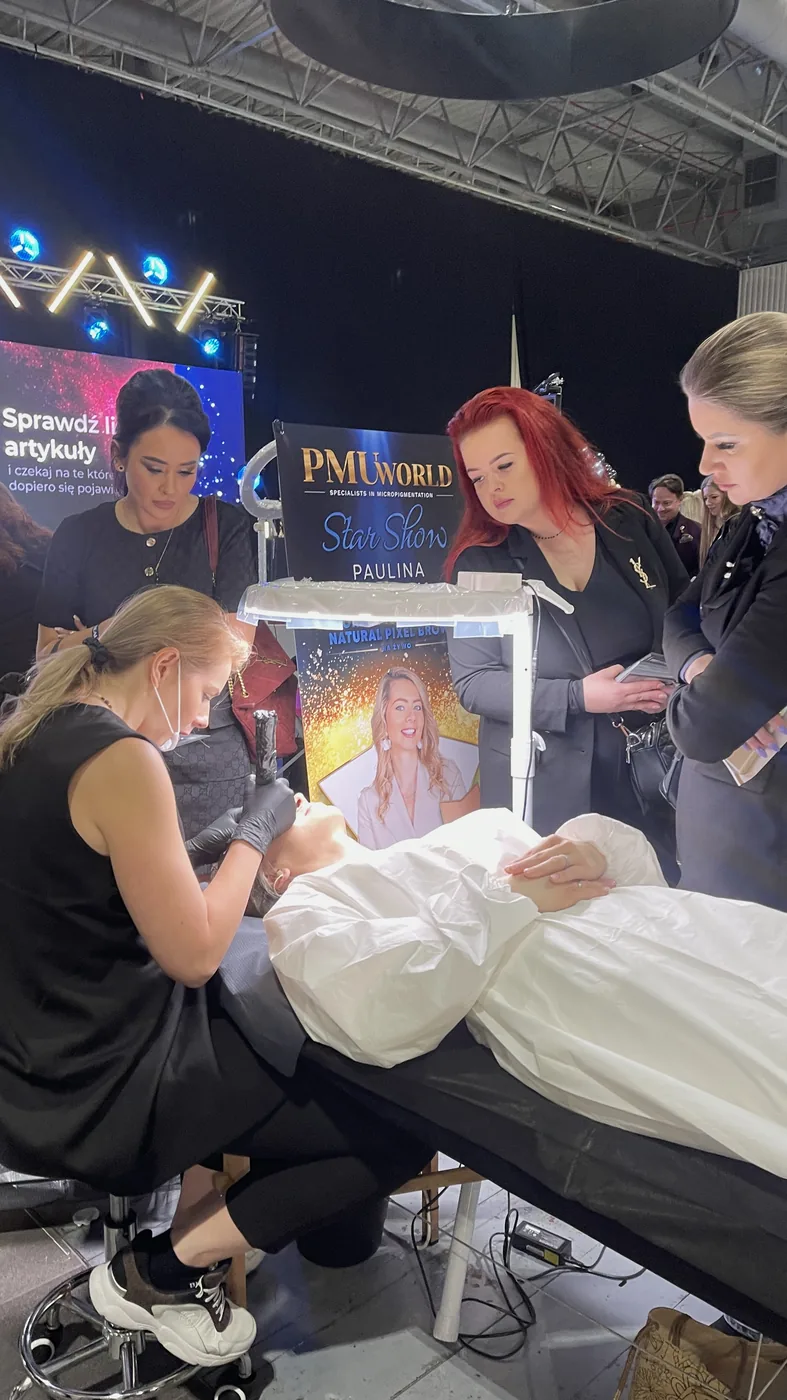 Paulina Sielska wykonuje pokaz Natural Pixel Brows na żywo podczas PMU World Star Show