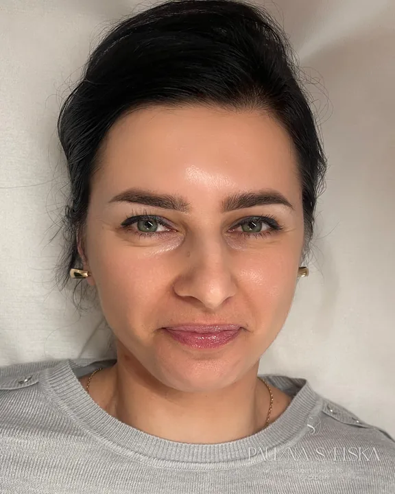 Klientka po makijażu permanentnym brwi, kresek i ust