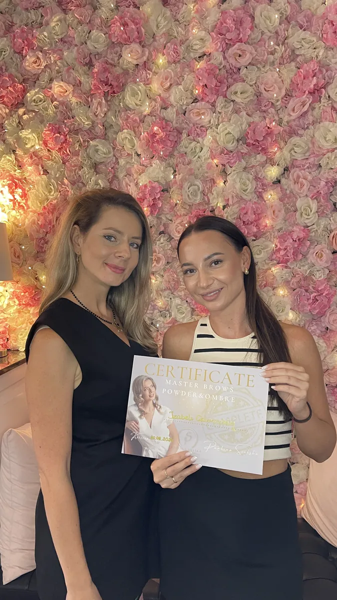Kursantka z certyfikatem ukończenia szkolenia Master Brows