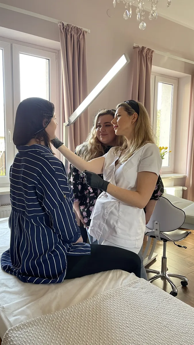Paulina Sielska pokazuje kursantce konsultację z modelką podczas szkolenia