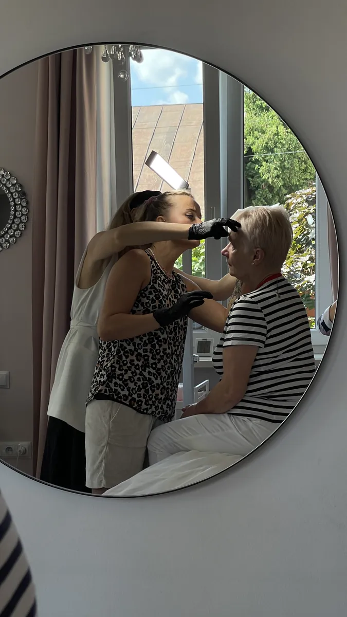 Wyznaczanie kształtu brwi podczas szkolenia, widok w lustrze