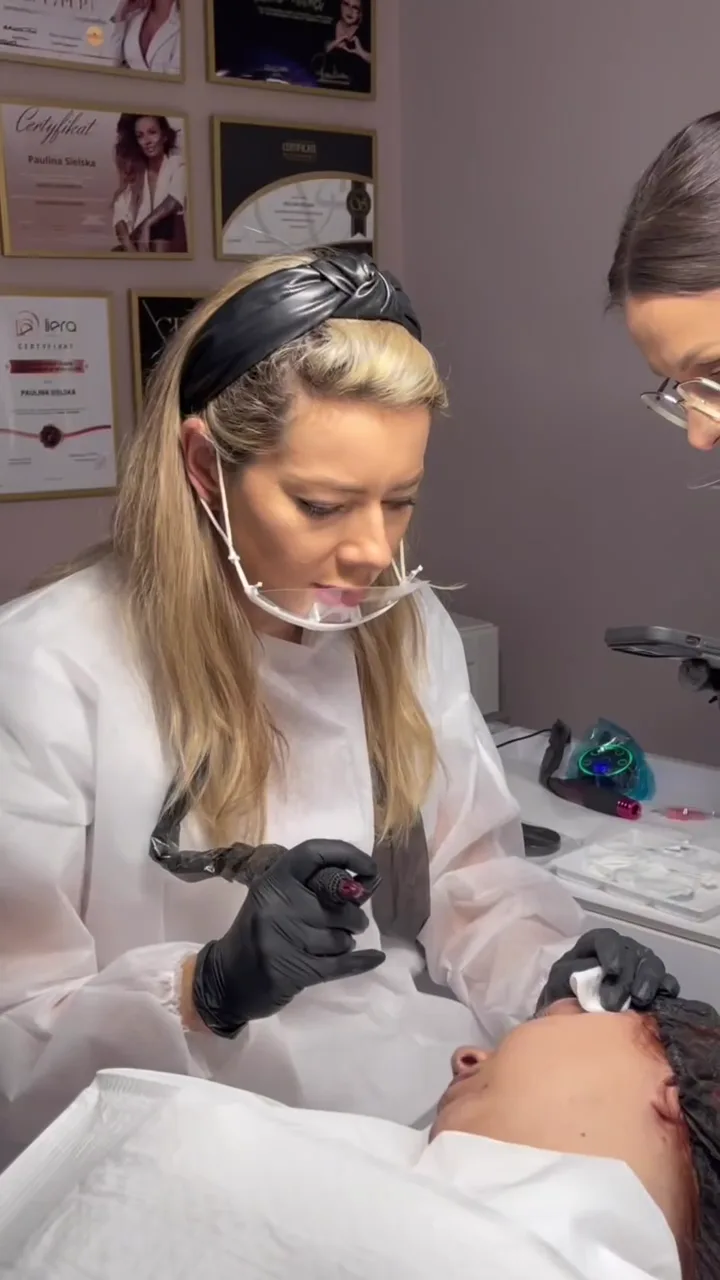 Paulina Sielska podczas pigmentacji brwi w salonie, kadr z filmu ze szkolenia